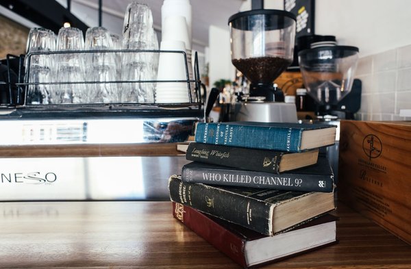 Terrasse de café charmante en fin de journée
